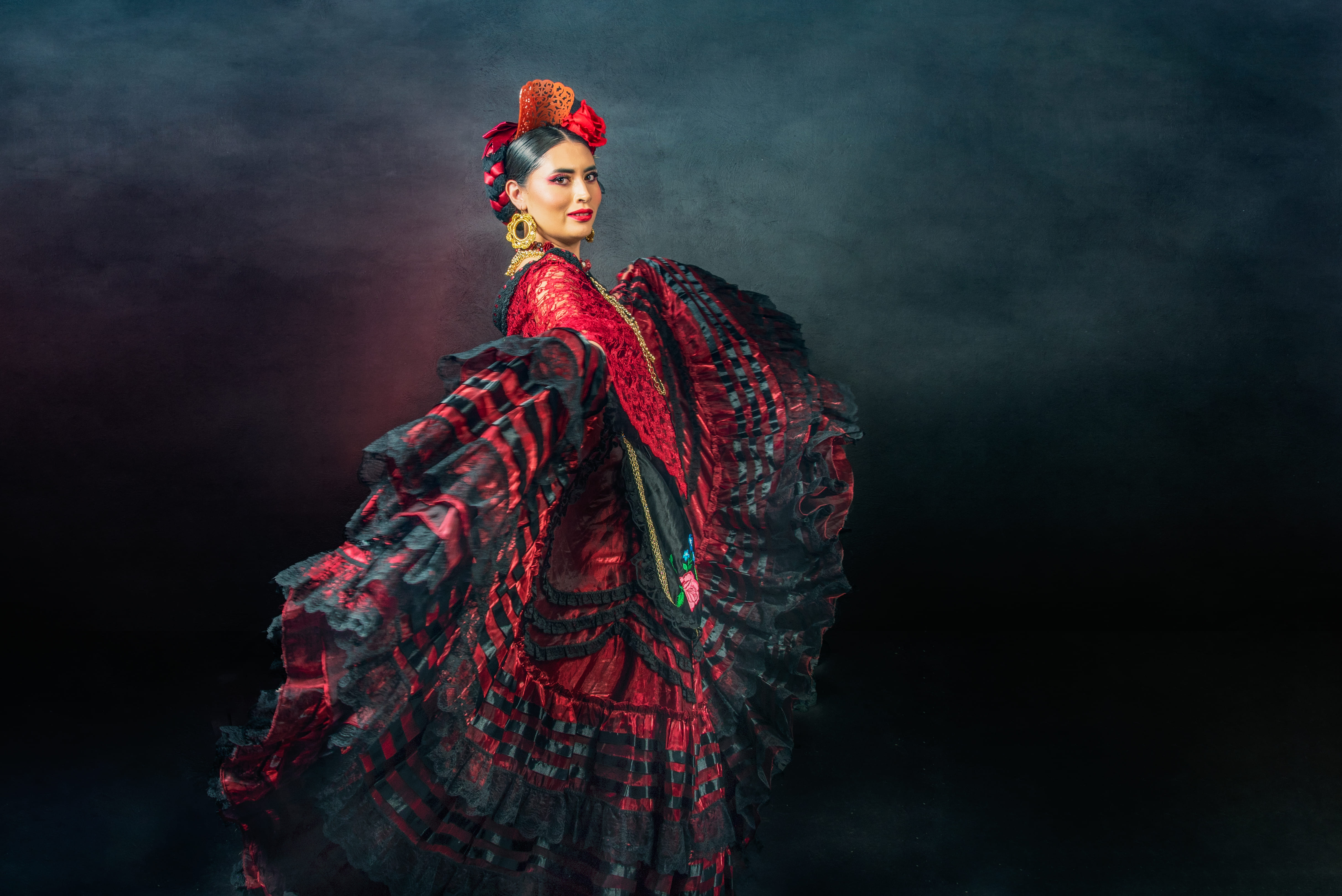 Escena tradicional de cante, toque y baile flamenco en Andalucía, artistas en tablao iluminado, expresando la esencia jonda