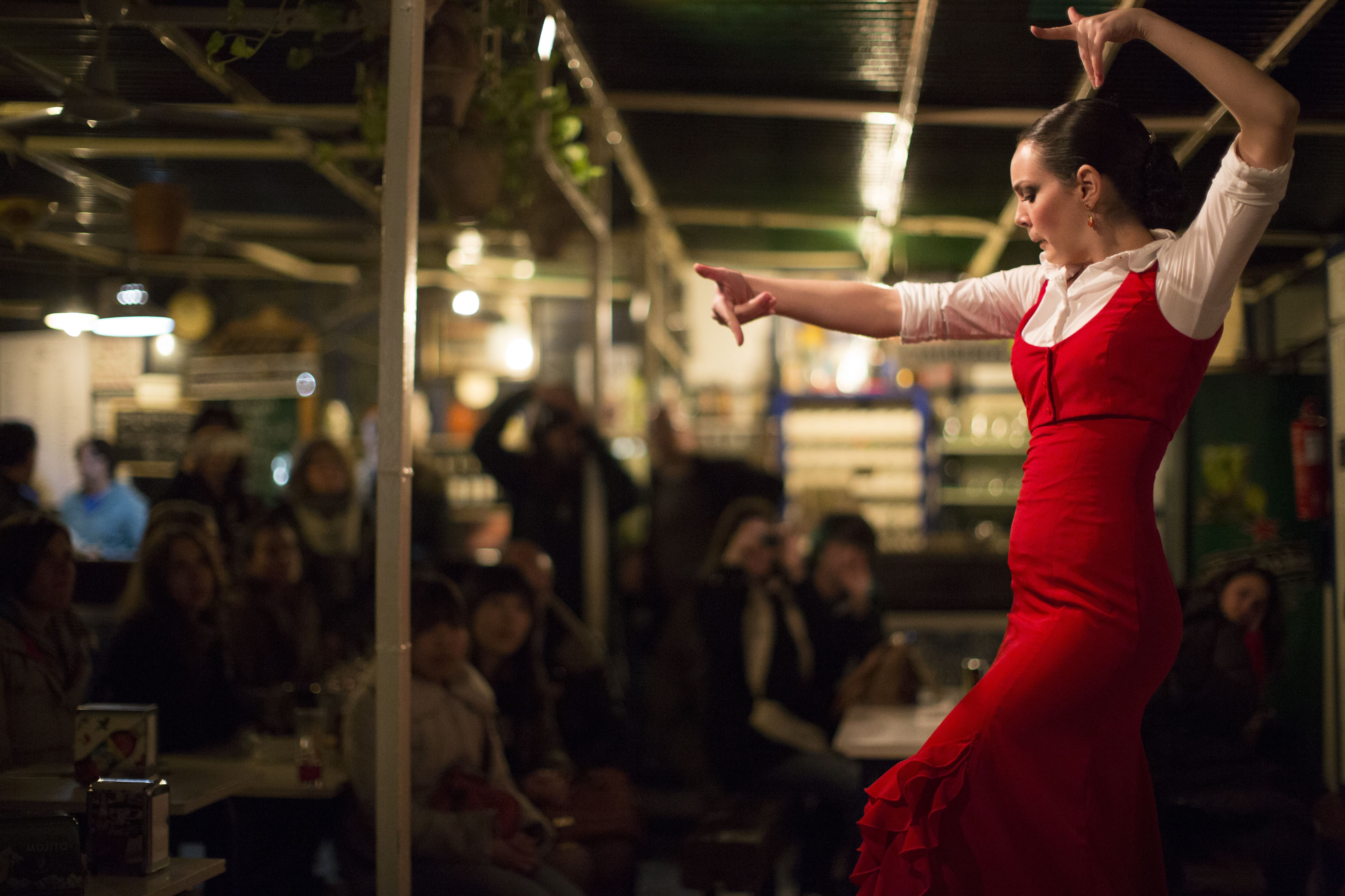 Cantaor y bailaora flamenca interpretando flamenco jondo en Andalucía, emoción y raíces profundas en el escenario