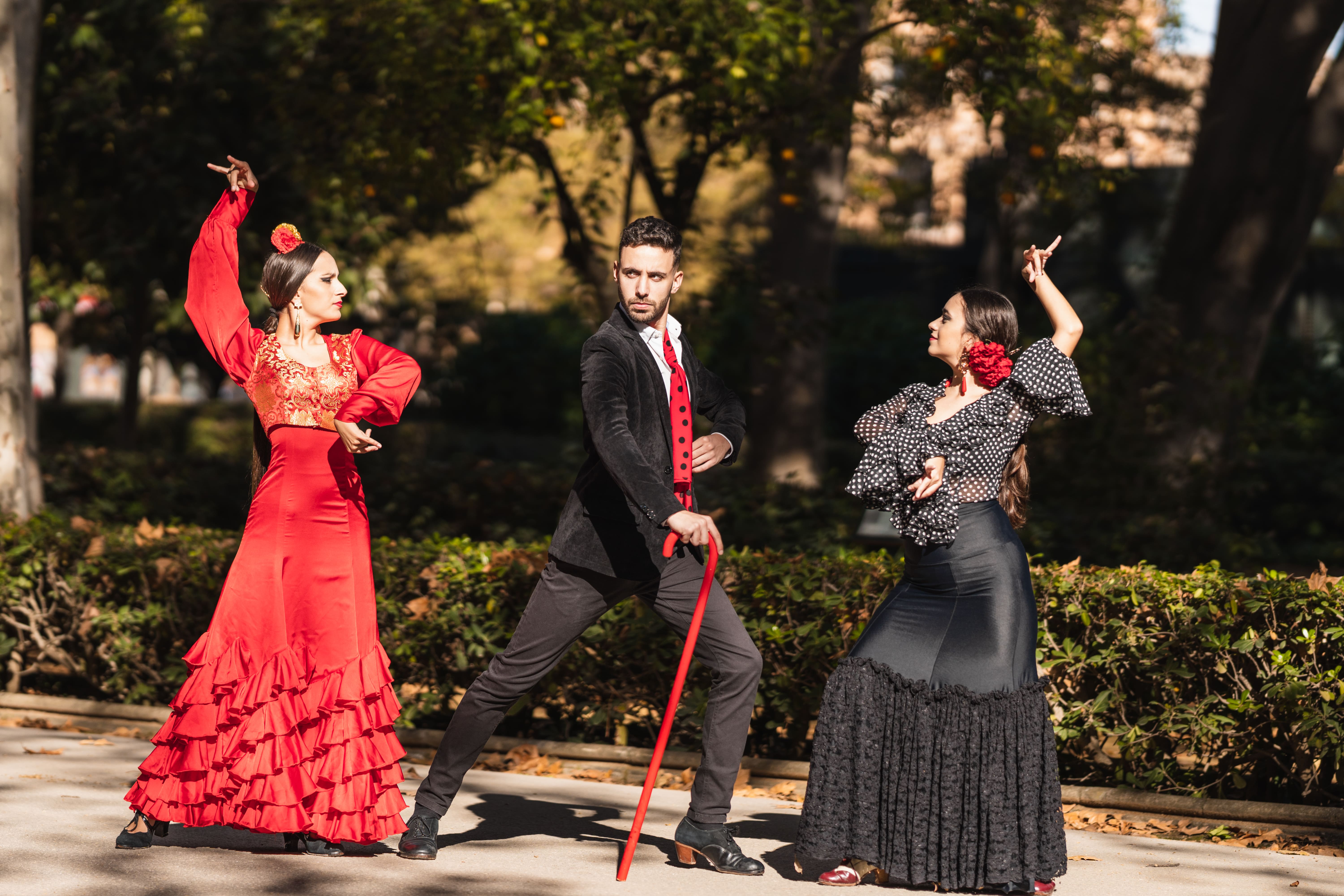 Collage de los principales palos del flamenco andaluz, músicos y bailaores representando estilos culturales