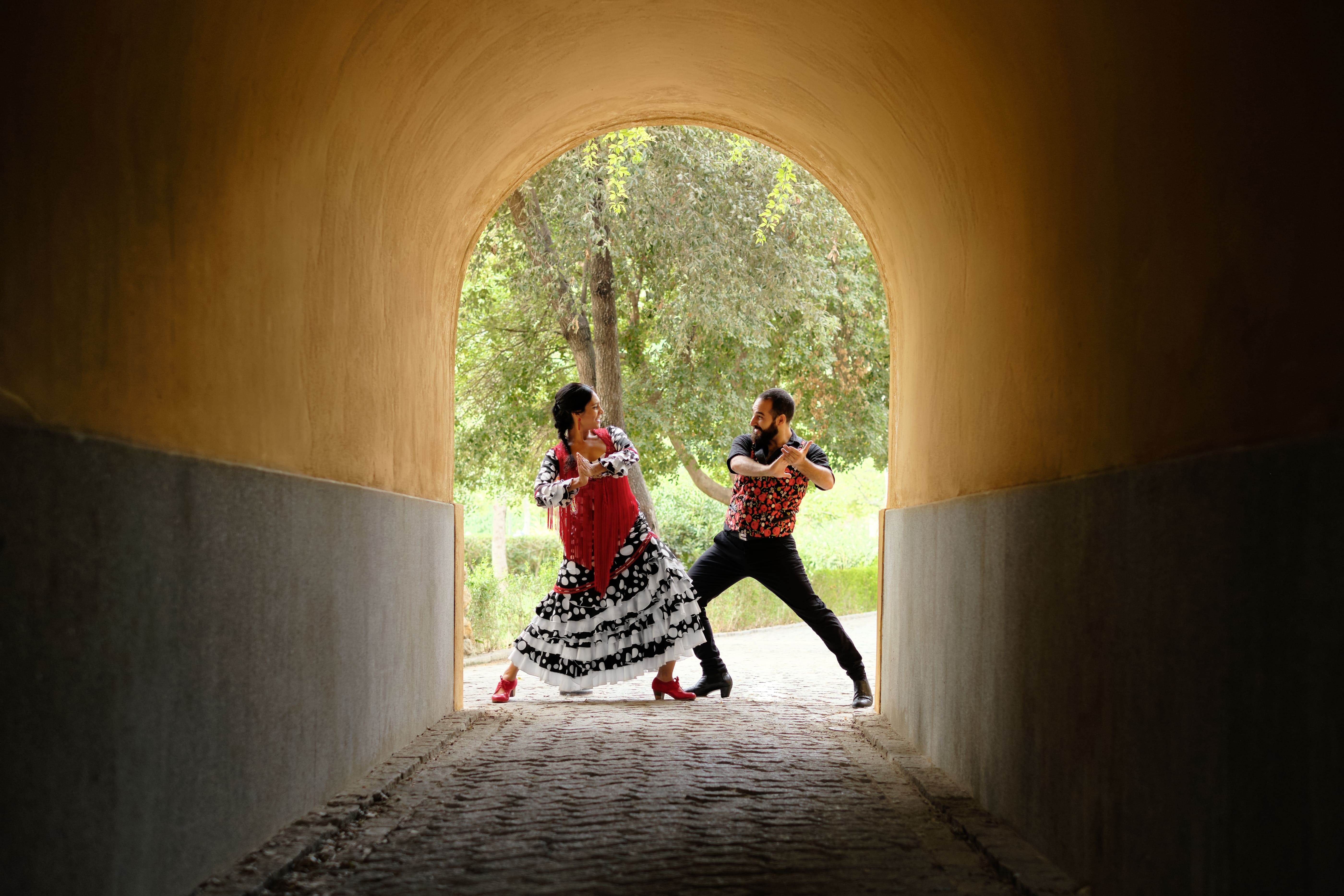 Guitarrista flamenco andaluz ejecutando técnicas de toque, manos en la guitarra, ambiente cálido y artístico